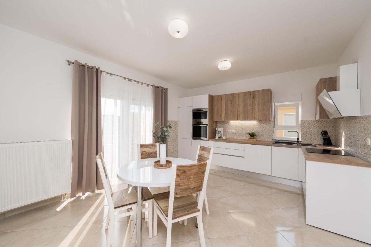 Villa Petra S Bazenom, Rostiljem I Parkingom Zadar Exterior foto
