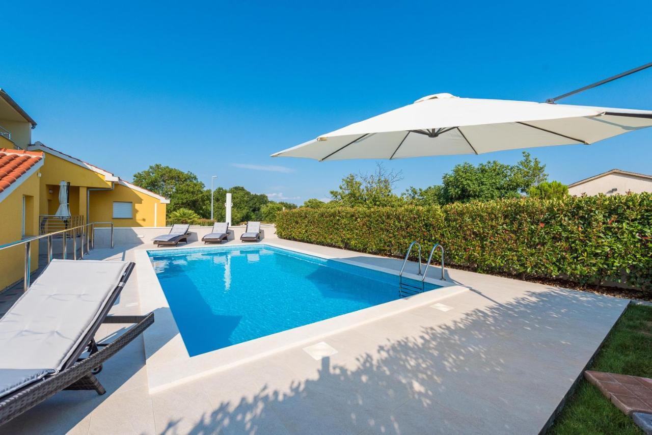Villa Petra S Bazenom, Rostiljem I Parkingom Zadar Exterior foto